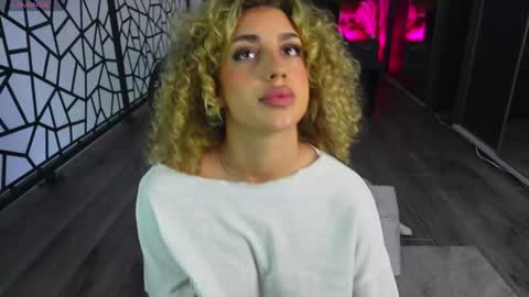 Snapshot of curlyanto chatting on May 6, 9:03 am Antonia online show from May 6, 9:03 am