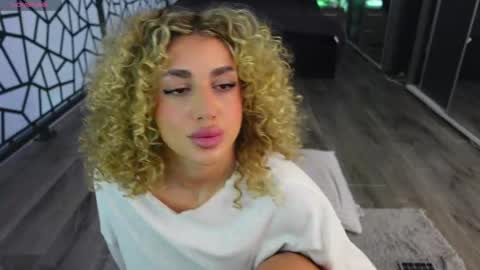 Snapshot of curlyanto chatting on May 31, 8:54 am Antonia online show from May 31, 8:54 am