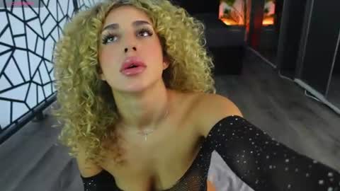 Snapshot of curlyanto chatting on June 11, 10:57 am Antonia online show from June 11, 10:57 am