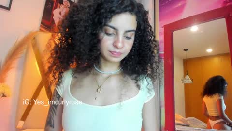 Snapshot of curlyrose_ chatting on January 7, 1:38 am Rose online show from January 7, 1:38 am