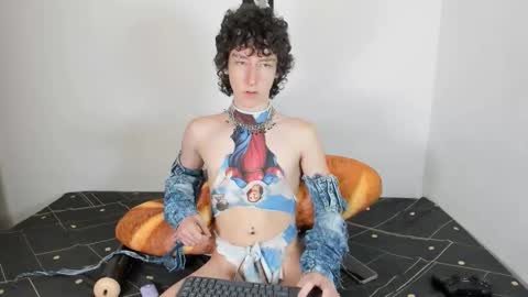 Snapshot of curlyytwink chatting on October 5, 2:54 am Noah online show from October 5, 2:54 am
