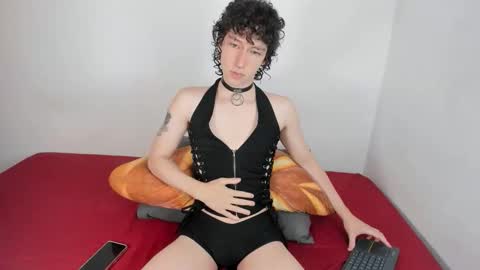 Snapshot of curlyytwink chatting on October 18, 1:56 pm Noah online show from October 18, 1:56 pm