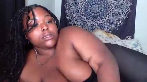 Snapshot of curvybcelinemixe chatting on October 17, 3:42 am Cline online show from October 17, 3:42 am
