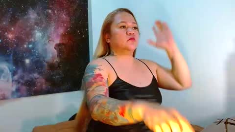 Snapshot of curvycherry4u chatting on October 29, 4:04 am C H E R R Y online show from October 29, 4:04 am