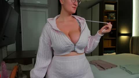 CurvyJules online show from February 12, 4:33 pm