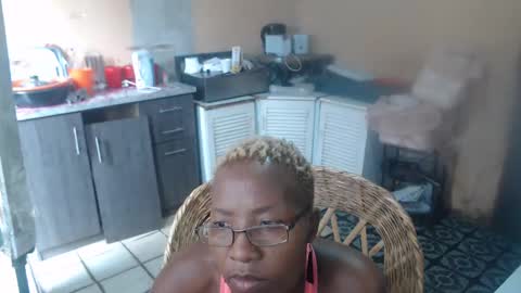 Snapshot of curvypear76x chatting on December 9, 2:06 pm curvypear76x online show from December 9, 2:06 pm