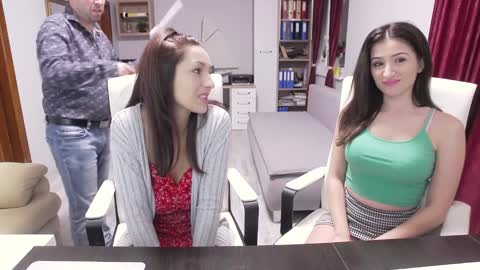 Snapshot of cute00kiara chatting on December 12, 8:57 am and follow twittercute00kiara2 online show from December 12, 8:57 am