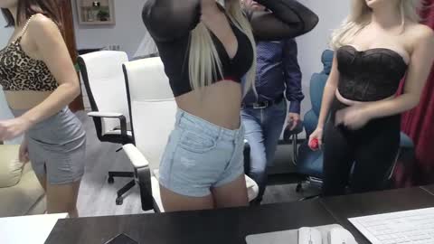 Snapshot of cute00kiara chatting on November 11, 12:27 pm and follow twittercute00kiara2 online show from November 11, 12:27 pm