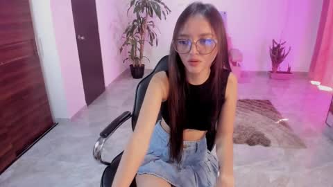 Snapshot of cute_fox_1 chatting on December 17, 2:34 pm Bella Fox online show from December 17, 2:34 pm