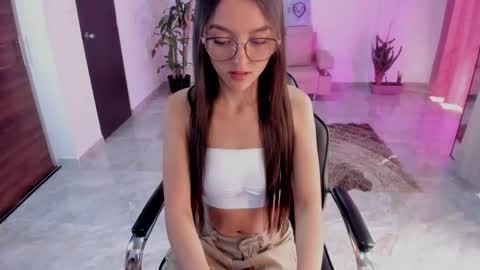 Snapshot of cute_fox_1 chatting on December 22, 2:25 pm Bella Fox online show from December 22, 2:25 pm