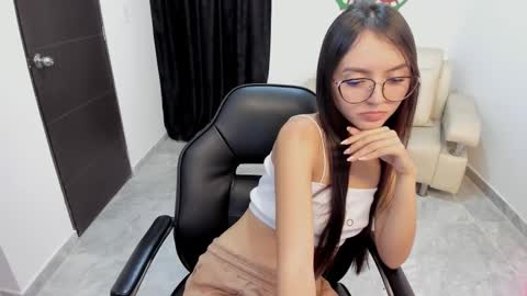 Snapshot of cute_fox_1 chatting on January 6, 2:54 pm Bella Fox online show from January 6, 2:54 pm