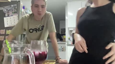 Snapshot of cute_friends chatting on December 1, 1:43 am Cute friends online show from December 1, 1:43 am