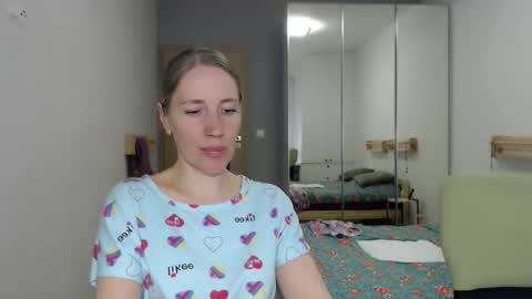 cute_lion_ online show from May 11, 5:21 pm