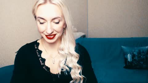 Snapshot of cute_smile_shy chatting on January 11, 12:33 am cute_smile_shy online show from January 11, 12:33 am