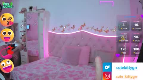 Snapshot of cuteee_kitty chatting on November 27, 3:03 pm Kitty online show from November 27, 3:03 pm