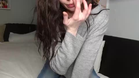 Snapshot of cuteemouse chatting on December 19, 12:23 pm Anna online show from December 19, 12:23 pm