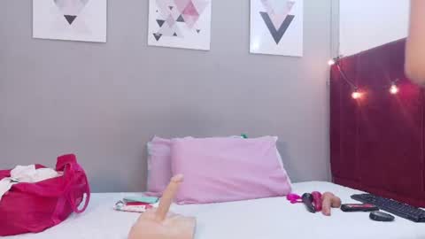 cutepetitee online show from June 15, 7:49 pm