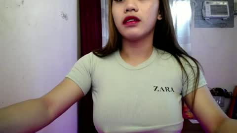 Snapshot of cutepinay143 chatting on June 13, 11:46 pm isabel online show from June 13, 11:46 pm