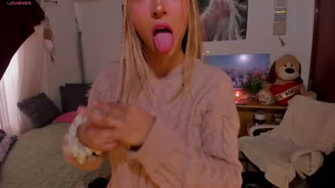 cuteweed420 online show from June 25, 9:30 pm