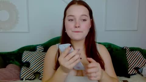 Snapshot of cutie__cutiee_ chatting on October 19, 9:37 pm Nika online show from October 19, 9:37 pm