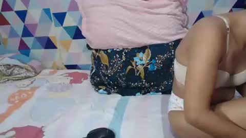 Snapshot of cutie_bella_xxx chatting on October 22, 3:01 pm bella online show from October 22, 3:01 pm