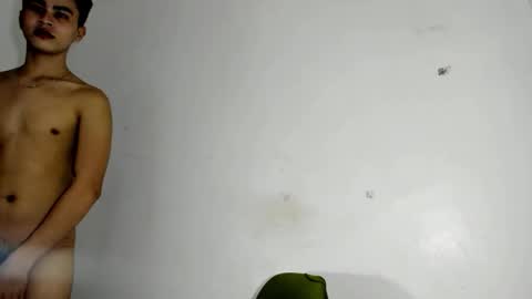 Snapshot of cutie_luwi chatting on October 24, 10:33 am luwi online show from October 24, 10:33 am