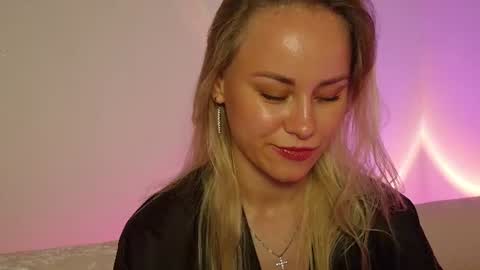 cutie_xoxo_ online show from June 12, 8:08 pm