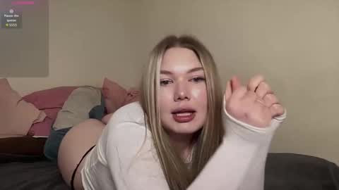 Snapshot of cutiejulie_ chatting on March 25, 9:37 am Julie online show from March 25, 9:37 am