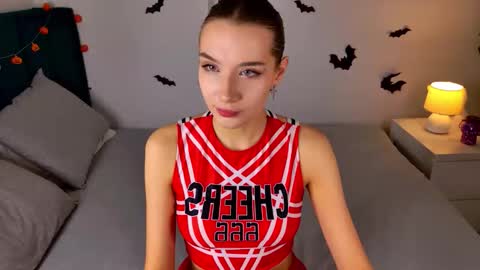 Snapshot of cutiewuwu chatting on October 26, 1:39 pm Vivienne online show from October 26, 1:39 pm