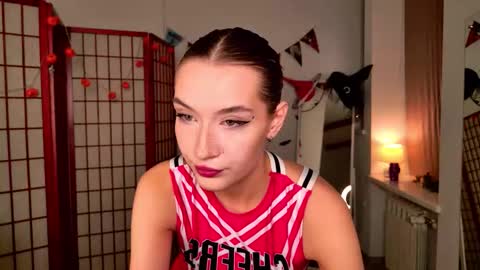 Snapshot of cutiewuwu chatting on October 30, 7:54 am Vivienne online show from October 30, 7:54 am