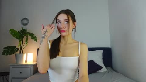 Snapshot of cutiewuwu chatting on November 4, 5:50 am Vivienne online show from November 4, 5:50 am