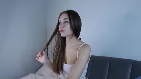 Snapshot of cutiewuwu chatting on November 8, 5:29 am Vivienne online show from November 8, 5:29 am