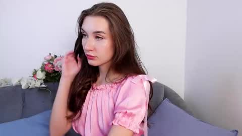 Snapshot of cutiewuwu chatting on December 4, 2:26 pm Vivienne online show from December 4, 2:26 pm