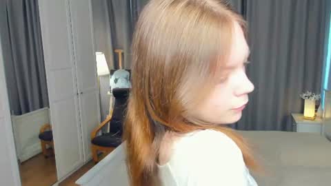 Snapshot of cuty_petite chatting on June 26, 6:18 am Anne online show from June 26, 6:18 am