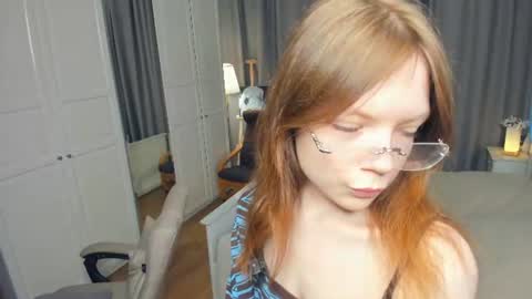 Snapshot of cuty_petite chatting on June 28, 5:35 am Anne online show from June 28, 5:35 am