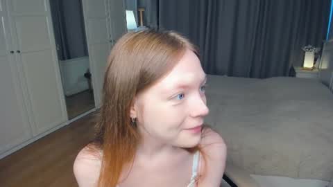 Snapshot of cuty_petite chatting on July 3, 5:47 am Anne online show from July 3, 5:47 am