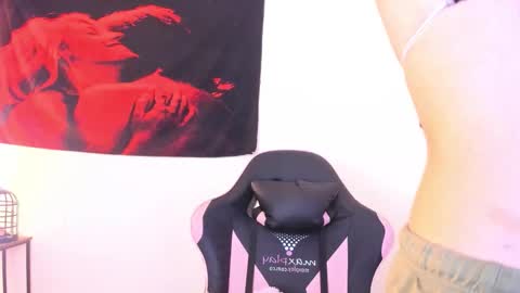 Snapshot of cyberia____________________ chatting on December 3, 6:21 am cel I am independent Help me reach 200 thumbs up uwu online show from December 3, 6:21 am