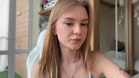 Im Emi streaming with my friend Reyna today online show from April 30, 1:28 pm