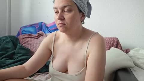 Snapshot of cyndee_winter chatting on June 13, 4:27 pm Cyndee Winter online show from June 13, 4:27 pm