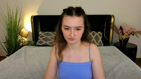 Snapshot of cyrenaluxe chatting on May 11, 7:33 pm Cyrena online show from May 11, 7:33 pm