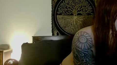 Snapshot of d_a_i_s_y chatting on February 13, 12:13 am Daisy online show from February 13, 12:13 am