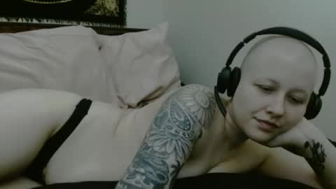 Snapshot of d_a_i_s_y chatting on September 23, 2:47 am Daisy online show from September 23, 2:47 am