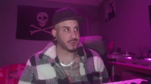 Snapshot of dabirdfree chatting on December 23, 12:52 am Destroyer online show from December 23, 12:52 am