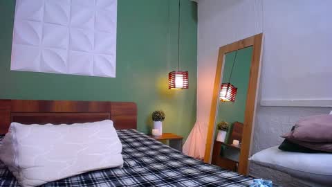 Snapshot of daddys_little_secrett chatting on December 7, 1:51 pm Valen online show from December 7, 1:51 pm