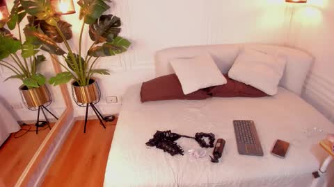 dafne_hillss online show from December 18, 11:49 am