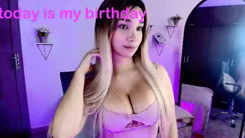 Snapshot of dahnia_cruz chatting on July 7, 3:38 pm dahnia_cruz online show from July 7, 3:38 pm