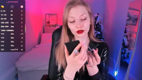 Snapshot of dakotamabs chatting on December 15, 8:18 am Dakota online show from December 15, 8:18 am