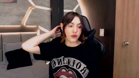 Dakota  online show from December 21, 1:18 pm