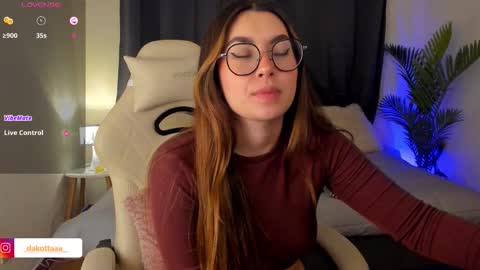 dakottaa__ online show from November 7, 11:49 pm