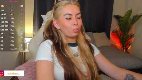 dakottaa__ online show from April 28, 2:27 am